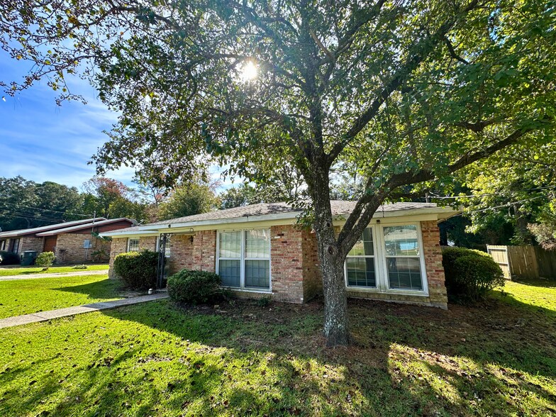 Building Photo - 110 Windsor Dr