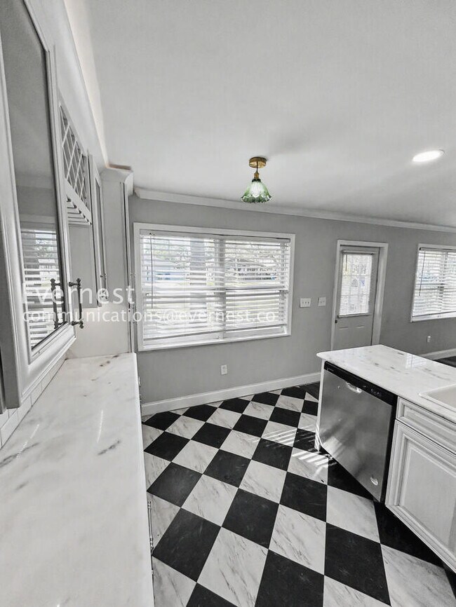 Building Photo - 1885 Shore Acres Blvd NE