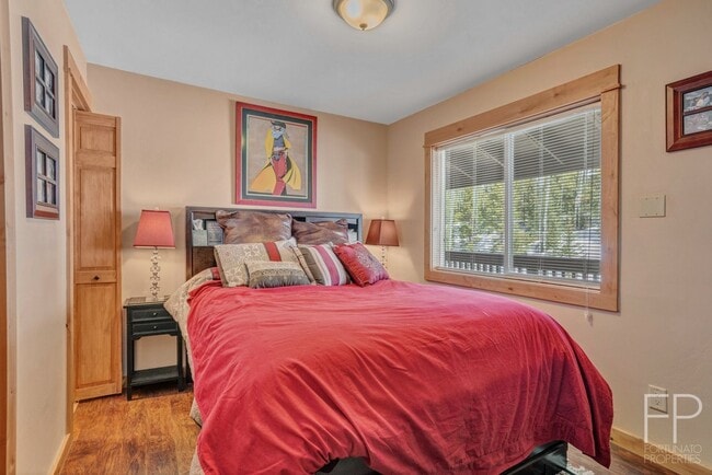 Building Photo - Year lease! Furnished, Move in 8/23/25! 10...