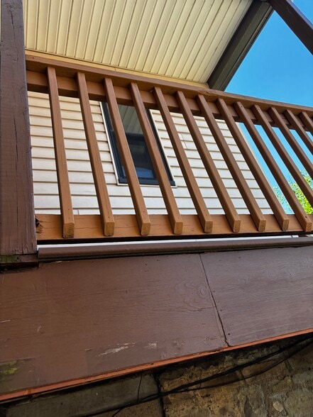 Deck - 3313 Ward St