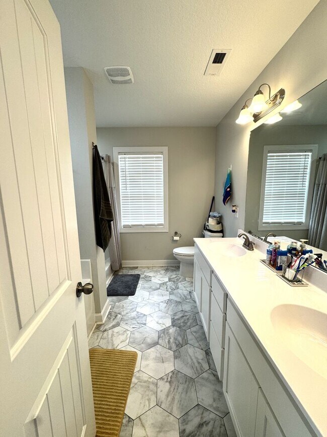 Building Photo - Beautiful Home! Convenient to Camp Lejeune!