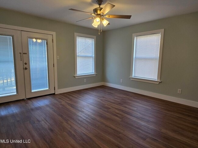 Building Photo - 412 Robert St