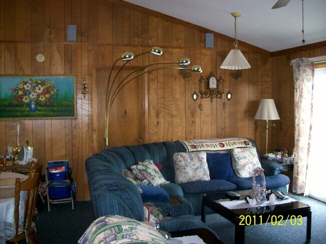 Building Photo - 4 bedroom 2 bath Home Available for Year R...