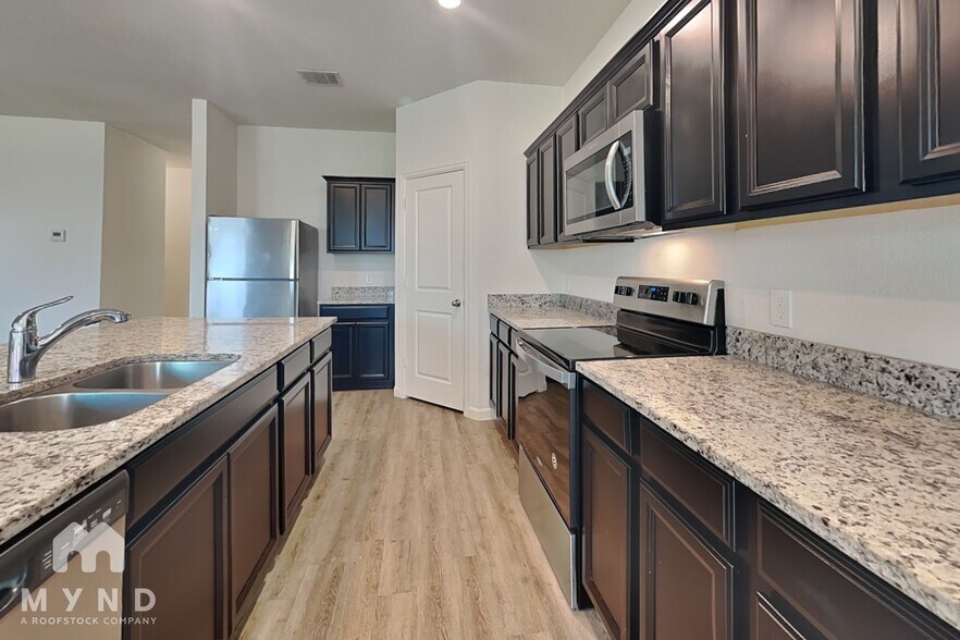 Building Photo - 1044 Banyon Tree Ln