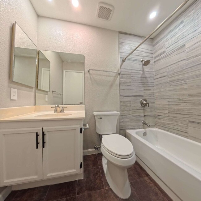 Building Photo - Stunning 2-Bedroom Condo 2nd Floor at The Lakes!