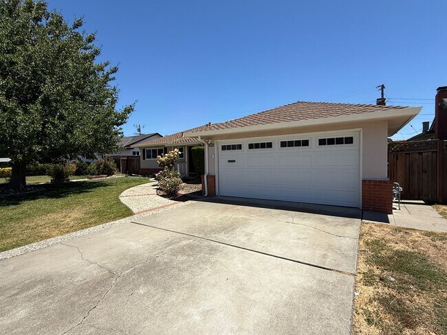 Building Photo - Updated Single Story Home located in Desirable Glenmoor Neighborhood of Fremont