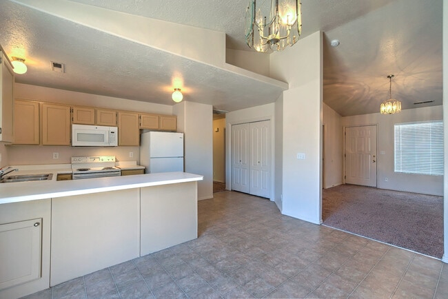 Building Photo - 3 Bedroom 2 bathroom home located near the...