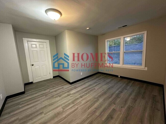 Building Photo - One Bedroom Upstairs Duplex | Move in Special