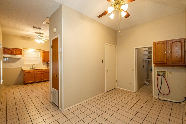 Building Photo - 2006 Piedra China St