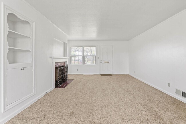 Building Photo - Beautifully maintained 1-bdrm/1-bath unit in 4-plex. Fireplace, off-street parking, laundry, grea...