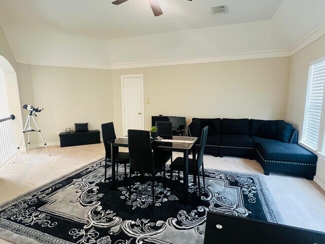 Building Photo - 4114 Fisher Lake Dr