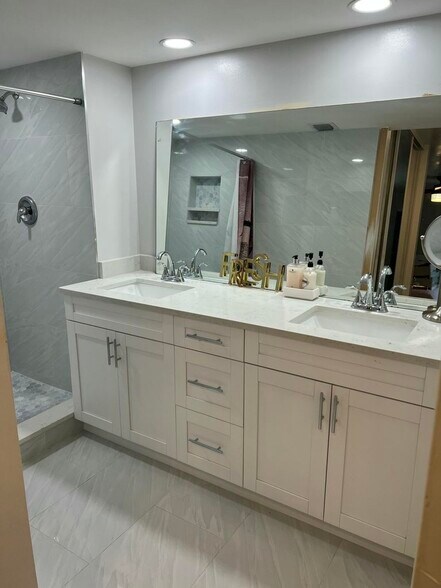 Building Photo - 2101 21st Ln