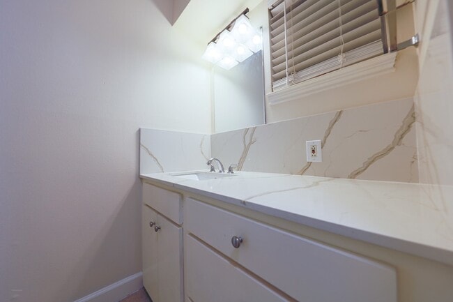 Building Photo - 1324 Cortlandt St