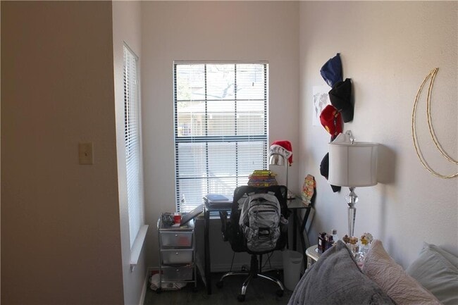 Building Photo - 706 W 24th St