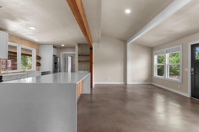 Building Photo - 4305 Leslie Ave