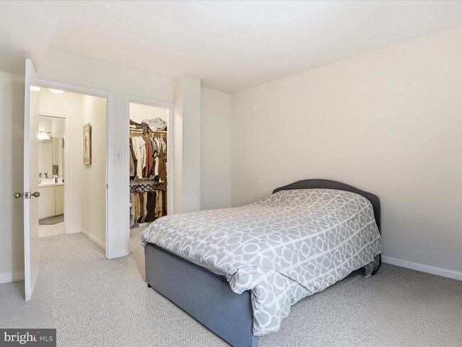 Building Photo - 1029 N Stuart St