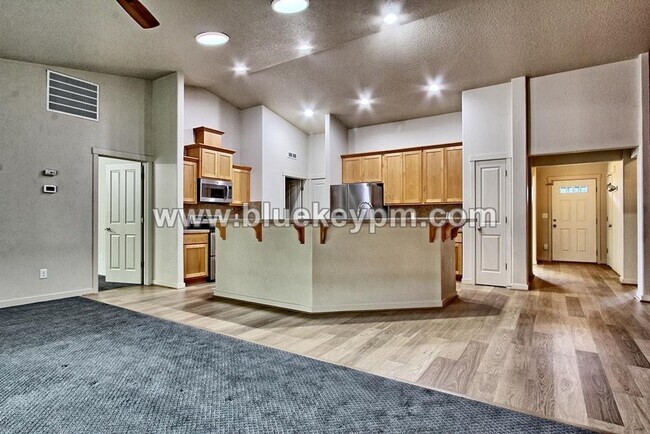 Building Photo - 3 Bed, 2 Bath : A GREAT Multi-Generational Home