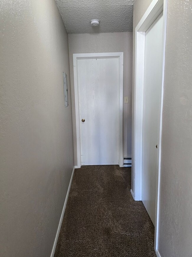 Building Photo - Ground Level One Bedroom
