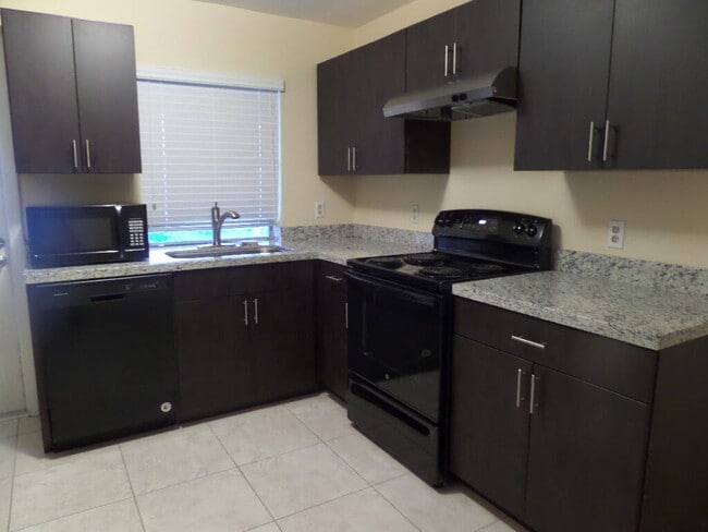 Building Photo - 9145 E Highland Pines Blvd
