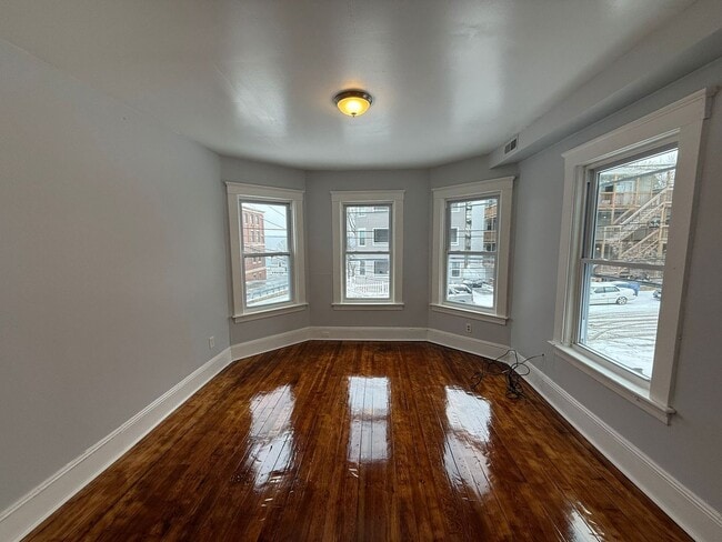 Building Photo - 82 Pine St