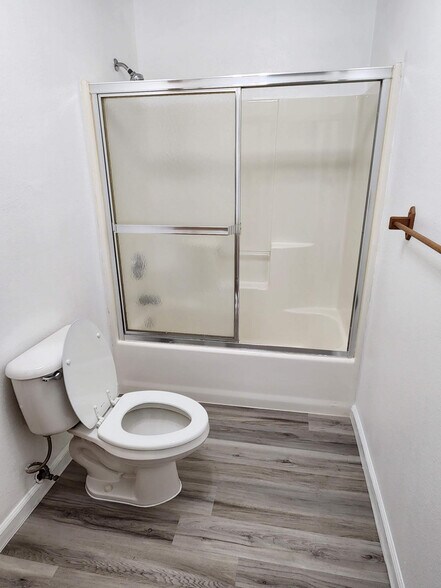 Hall Bathroom - 525 N Diamond Ave