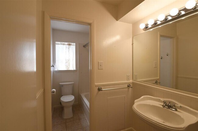 Building Photo - 19406 Enchantington Cir