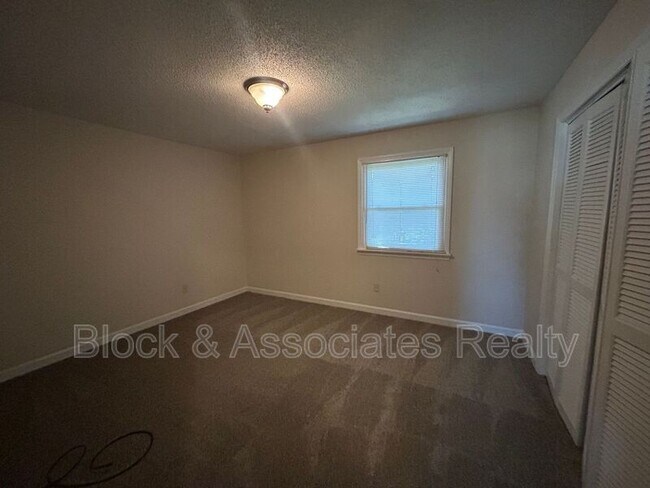 Building Photo - 522 S Cherry St