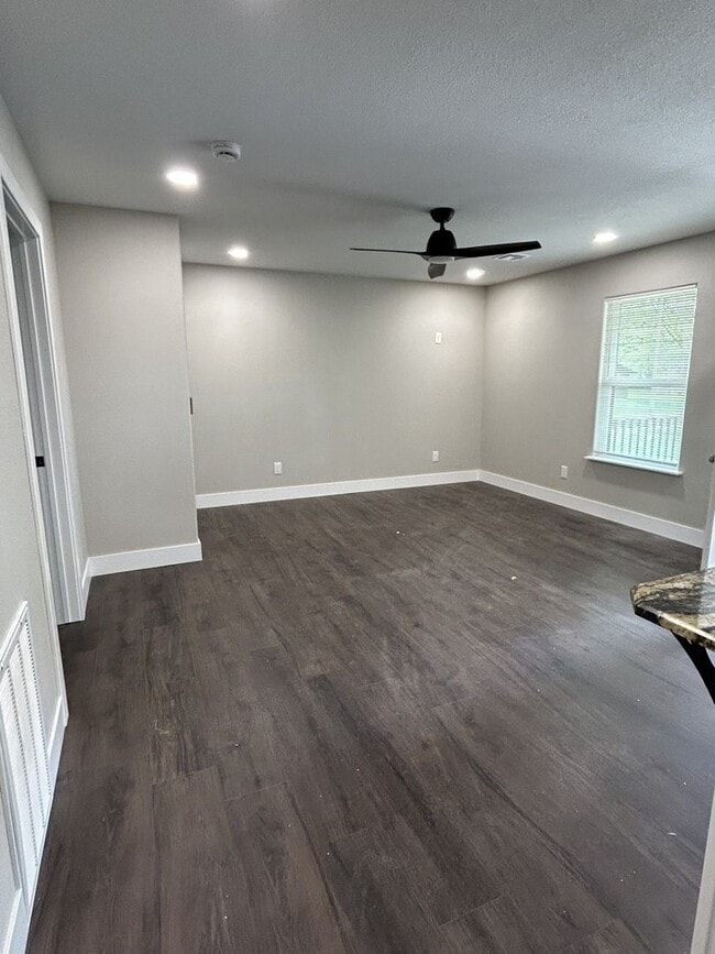 Building Photo - COMING SOON! Stunning 1BR/1BA House on Qui...