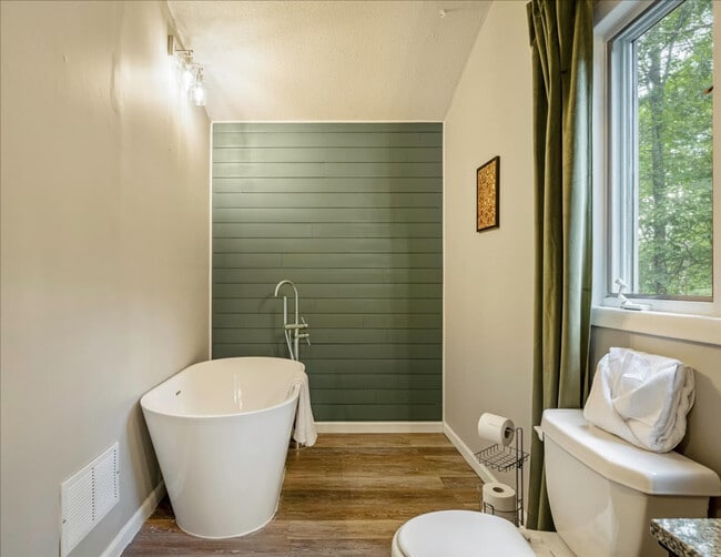 Building Photo - 1825 Jennifer Dr