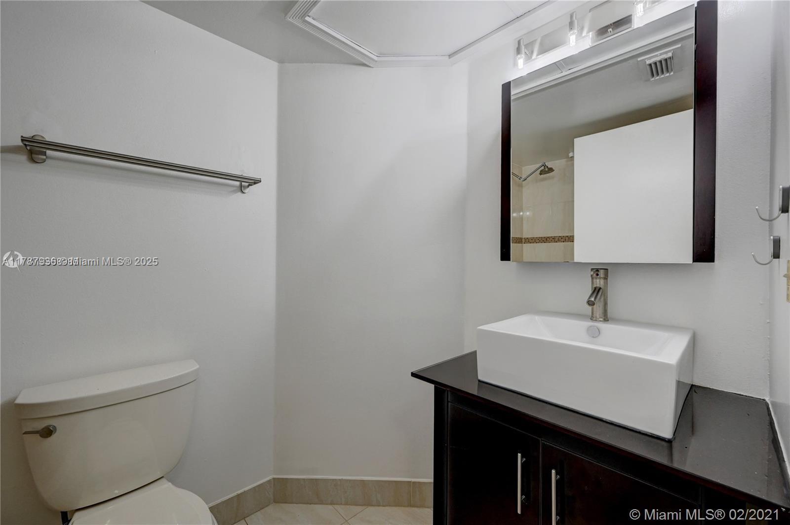 Building Photo - 2850 N Oakland Forest Dr