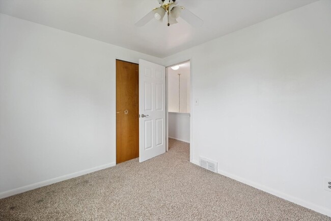 Building Photo - Move-In Ready 4 bedroom, 3 bathroom Home i...