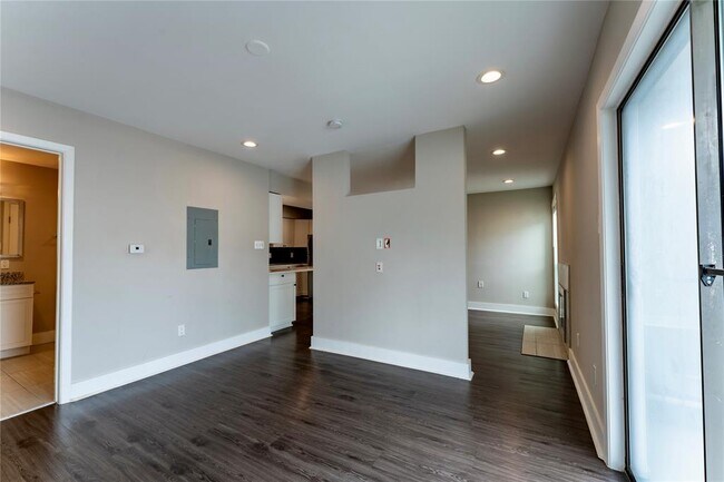Building Photo - 935 La Posada Dr