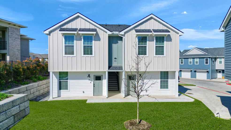 Building Photo - Heritage Court Luxury Townhomes *Now Open
