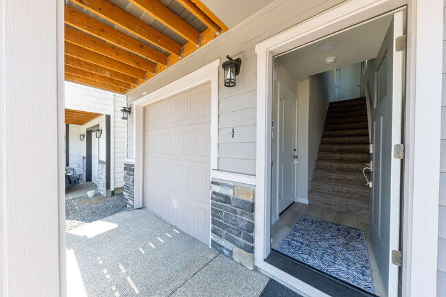 Building Photo - Charming 2-Bed with 2.5 Baths in Newberg