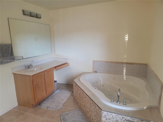 Building Photo - 6057 Ridge Lake Cir