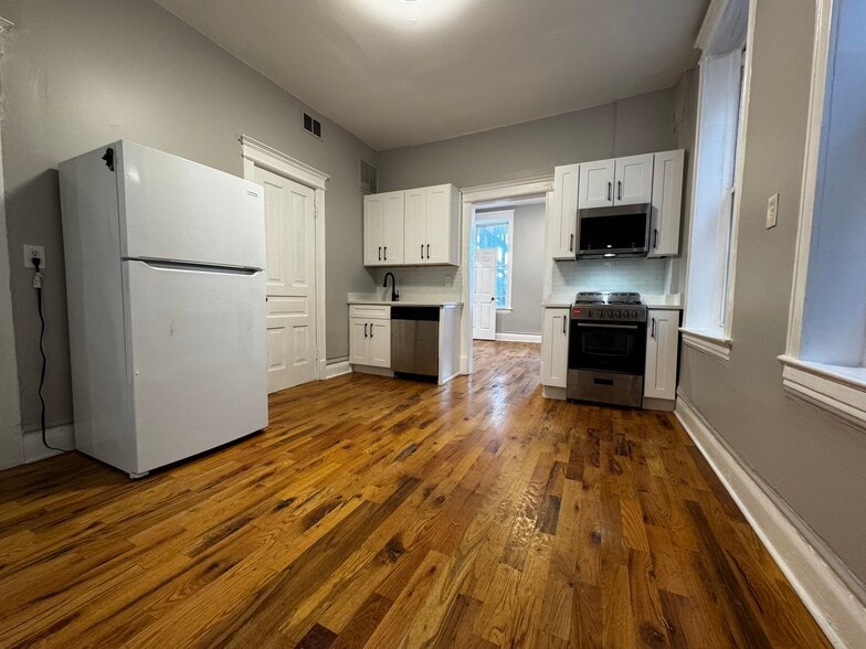 Building Photo - 2228 W 18th Pl