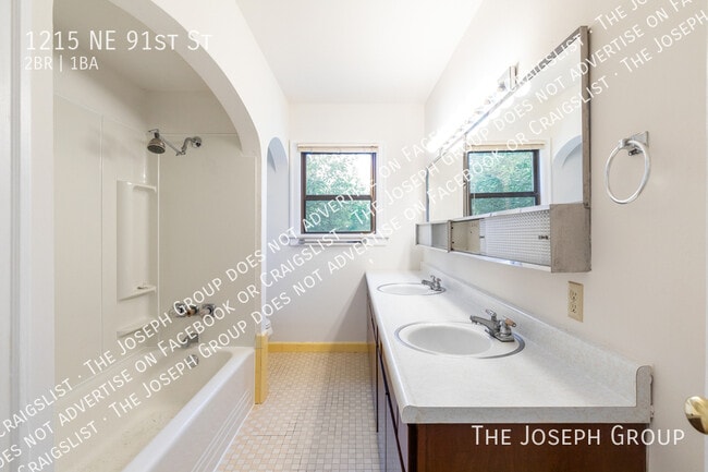 Building Photo - 1215 NE 91st St