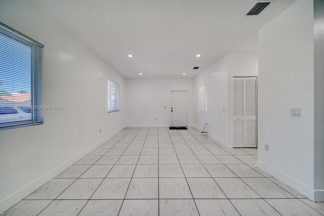 Building Photo - 14708 NE 7th Ave