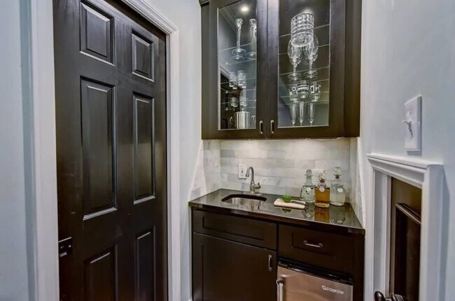 Building Photo - 600 Hermitage Ct