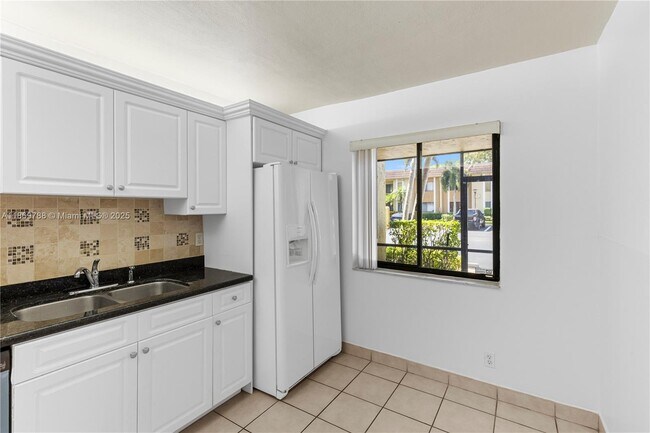 Building Photo - 301 Lakeview Dr