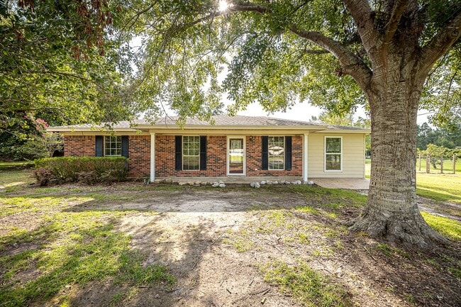 Building Photo - Move in ready 3 Bed 2 Bath Home in East Central School District!