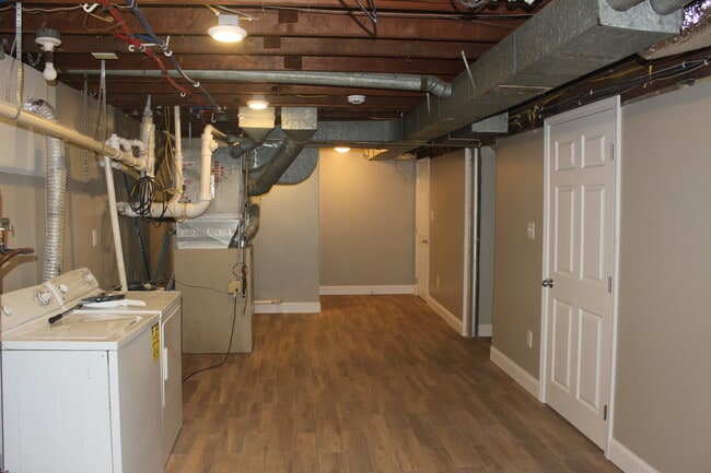 Building Photo - 246 Hill N Dale Rd