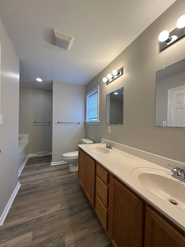 Building Photo - New Carpet and Fresh Paint!