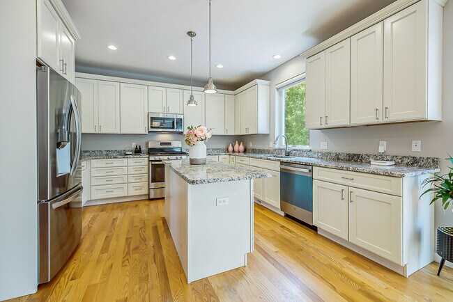 Building Photo - 348 Sedgewood Ln