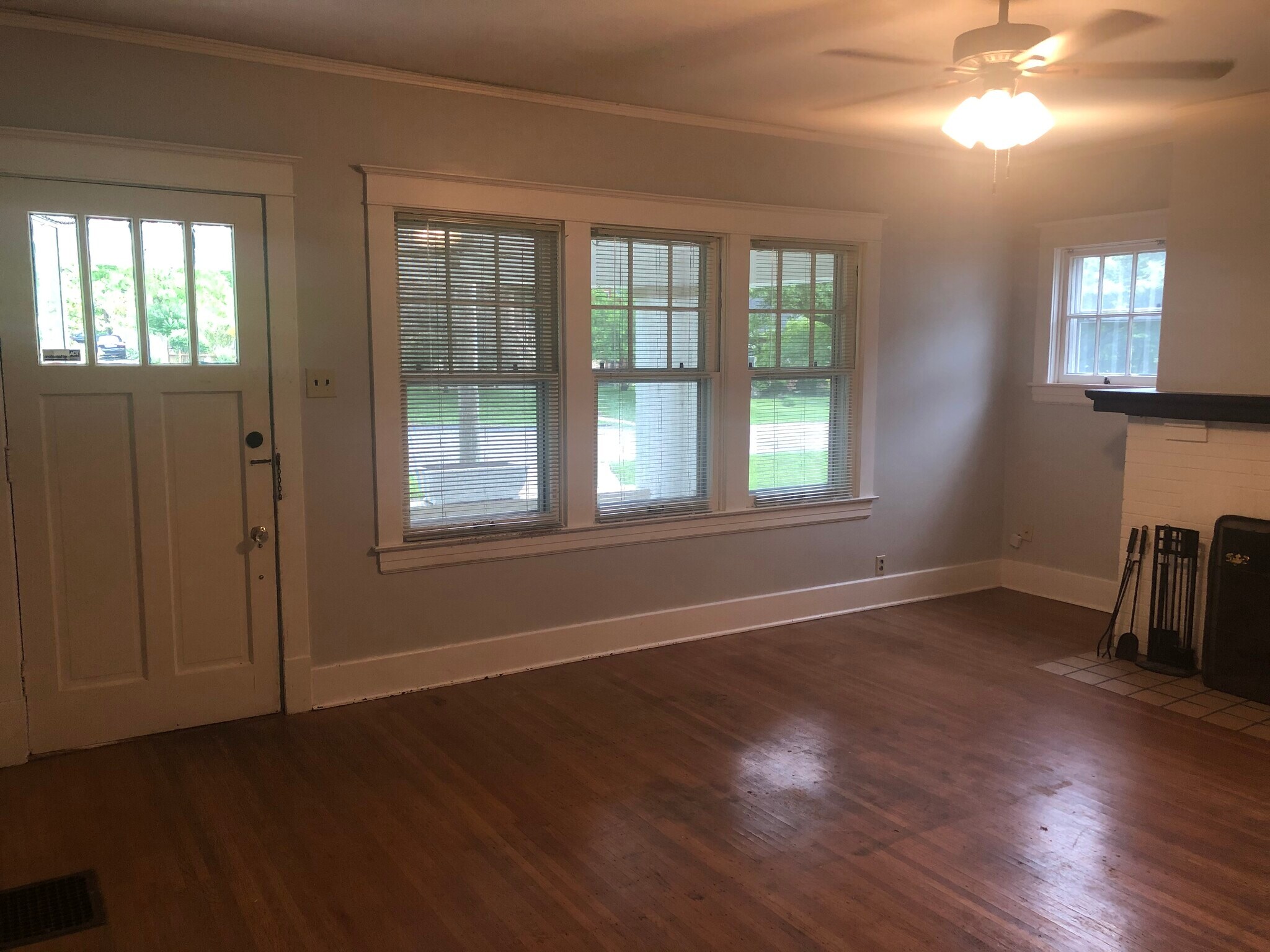 Living Room - 132 N Crestmoor Ave