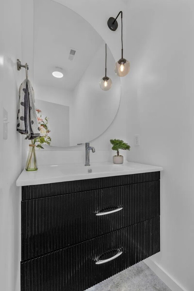 Building Photo - Modern 4-Bed Townhouse in Ridgedale – Minu...