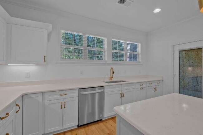 Building Photo - FOR LEASE - NEW BUILD TOWNHOME LOCATED IN ...
