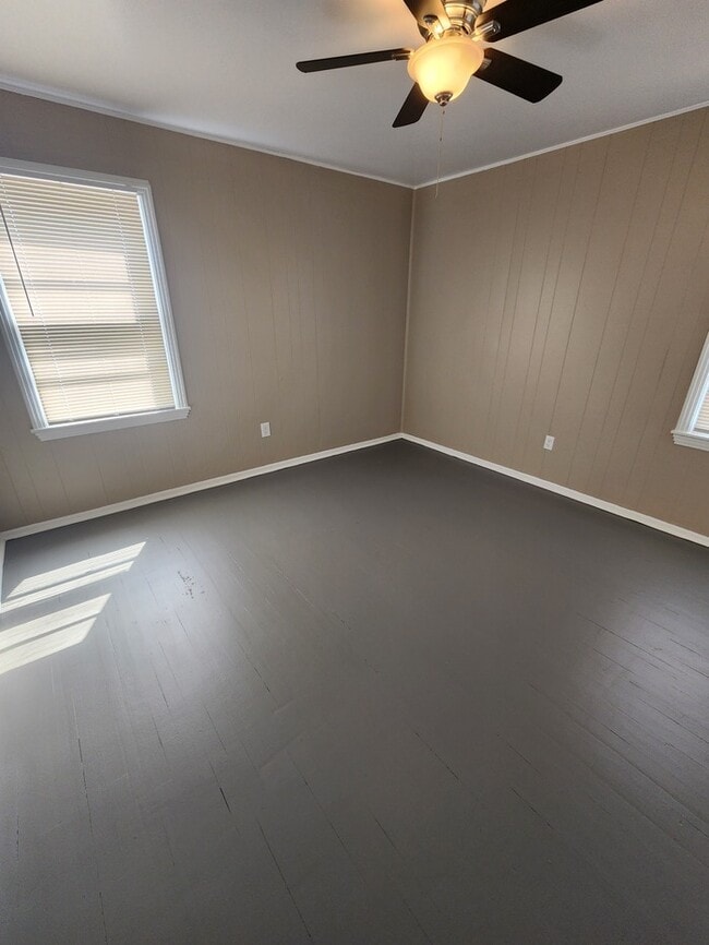 Building Photo - 3 bed 2 bath 1 car garage