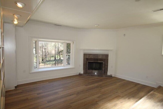 Building Photo - 4104 N Ivy Rd NE