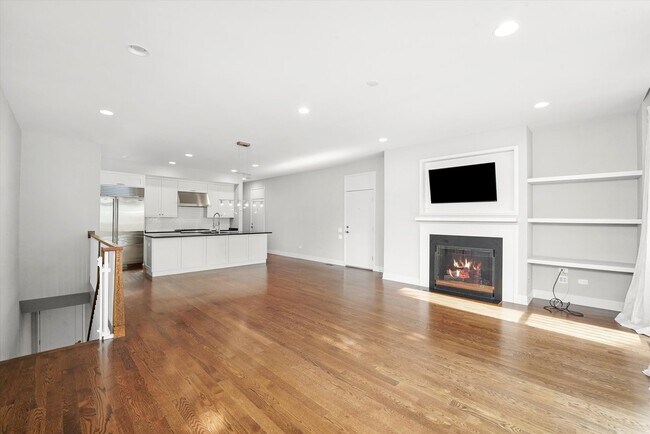 Building Photo - 2755 N Lakewood Ave